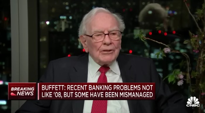 Bank of america stock falls as warren buffett keeps selling